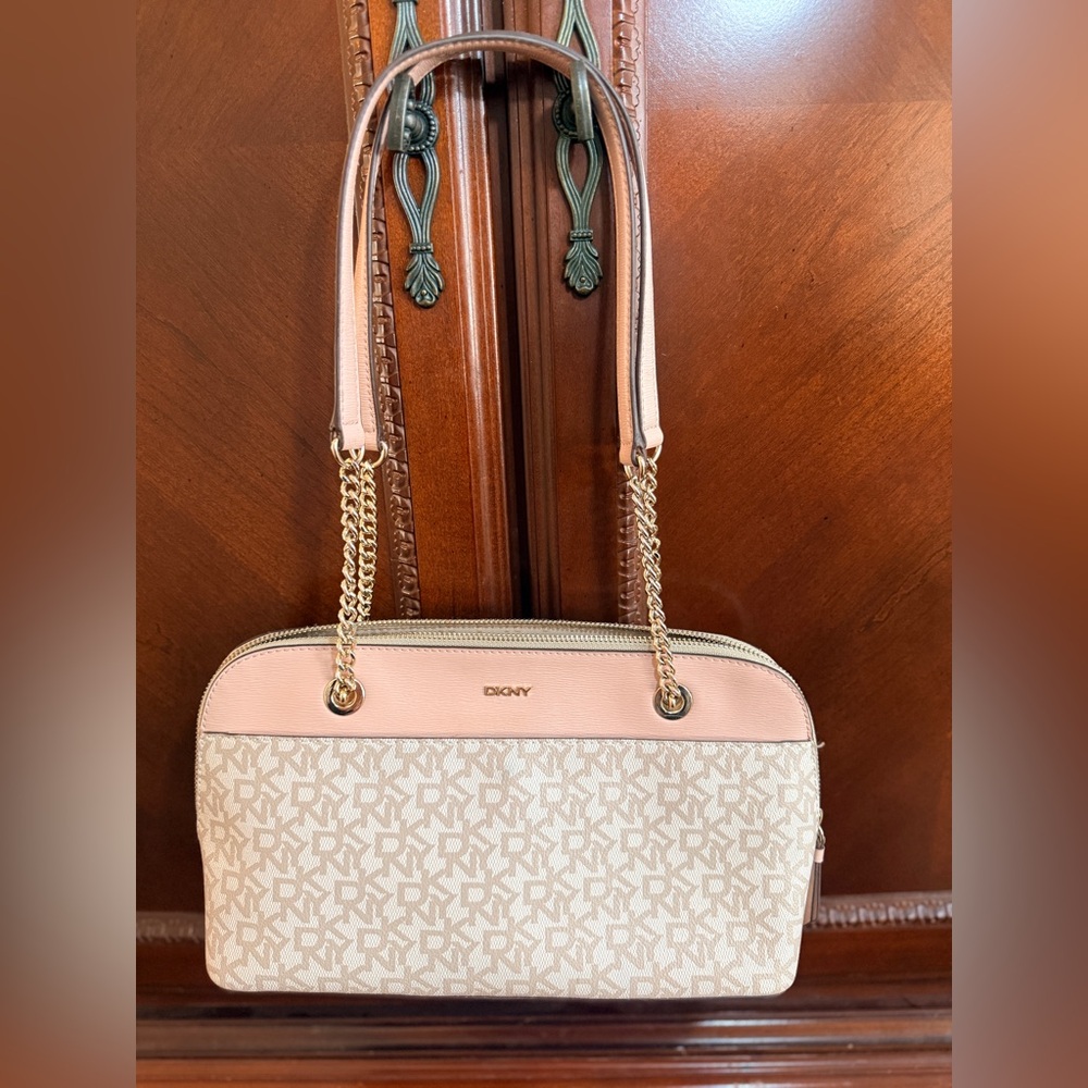 DKNY NWOT Pale Pink and cream Logo
Shoulder Bag Gold Chain Strap, Top Zip - Picture 4 of 9